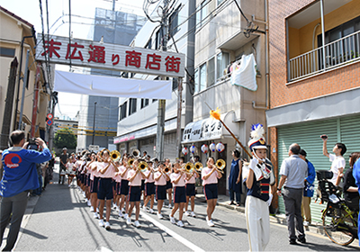第七砂町小学校の金管バンドのパレード